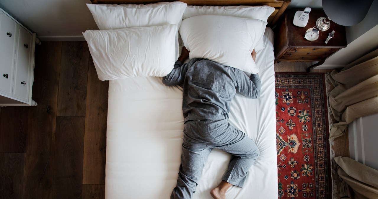 Nootropy często powodują problemy ze snem, co skutkuje osłabieniem i brakiem koncentracji - efekt jest więc odwrotny do zamierzonego /123RF/PICSEL