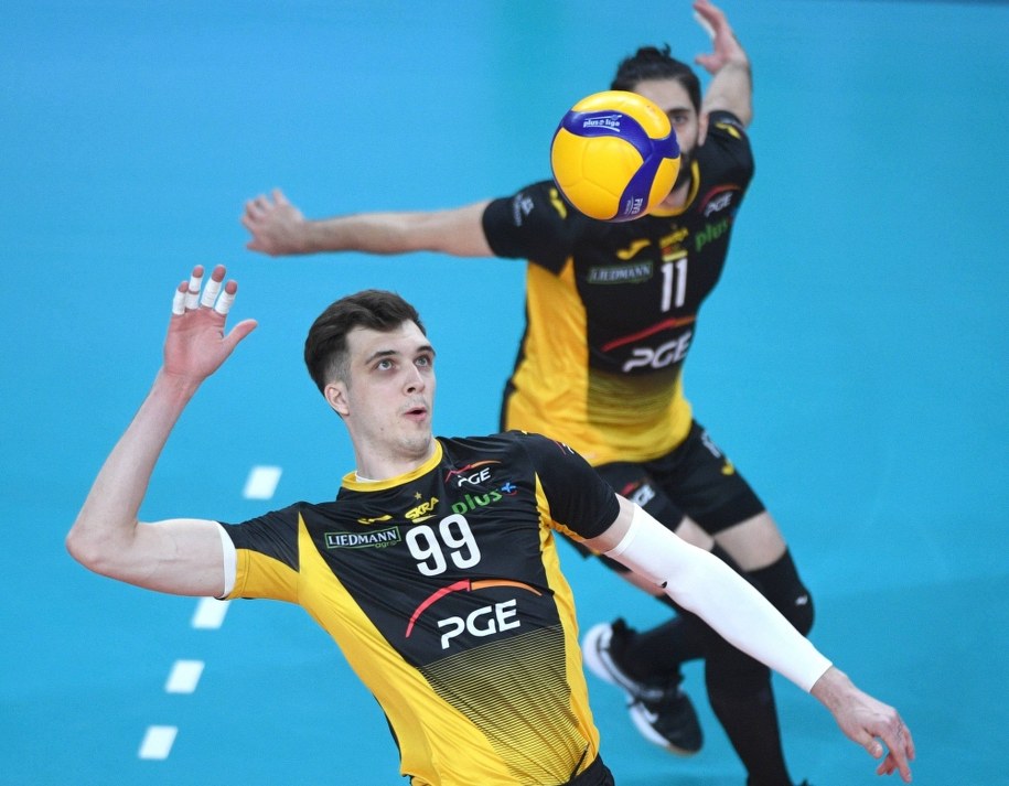 Norbert Huber podczas ataku w meczu meczu 25. kolejki Plusligi Skra Bełchatów -  Asseco Resovia Rzeszów /Darek Delmanowicz /PAP