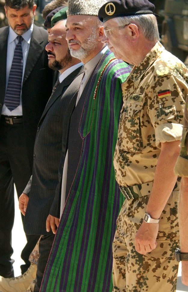 Norbert van Heys - dowódca sił ISAF w Afganistanie (z prawej), prezydent Afganistanu Hamid Karzaj (w środku) i afgański minister obrony Mohammad Kasim Fahim (z lewej) [zdjęcie z 2003 roku] /STR /PAP/EPA