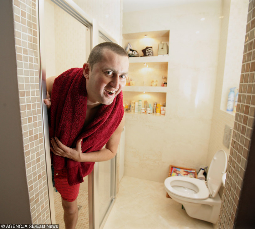 Norbi podczas sesji zdjęciowej w toalecie /Piotr Bławicki /East News