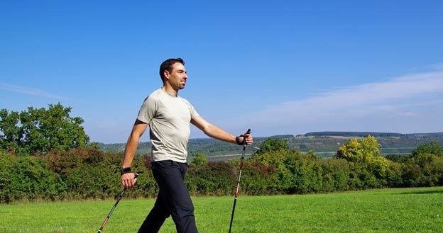 Nordic Walking jest znakomitym sportem dla chcących odbudować formę /&copy; Panthermedia