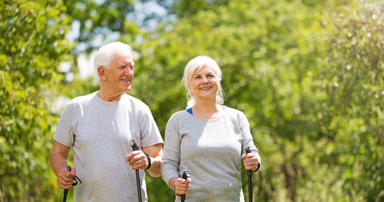 Nordic walking pomoże osobom starszym zadbać o kondycję i zdrowie. /123RF/PICSEL