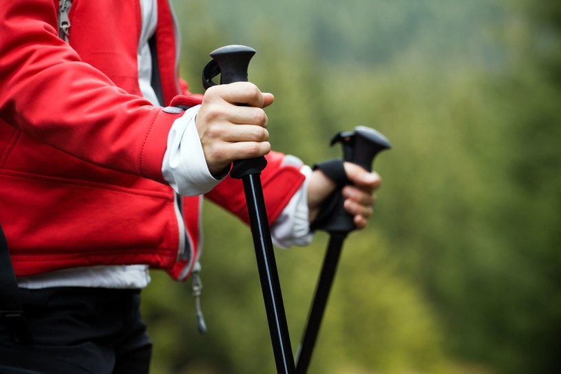 Nordic walking poprawi twoją sprawność ruchową i kondycję, nie obciążając przy tym stawów /123RF/PICSEL