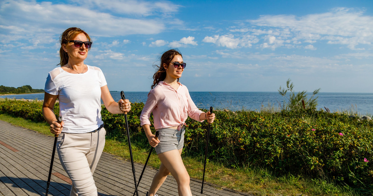 Nordic walking świetnie wpływa na plecy oraz serce /123RF/PICSEL