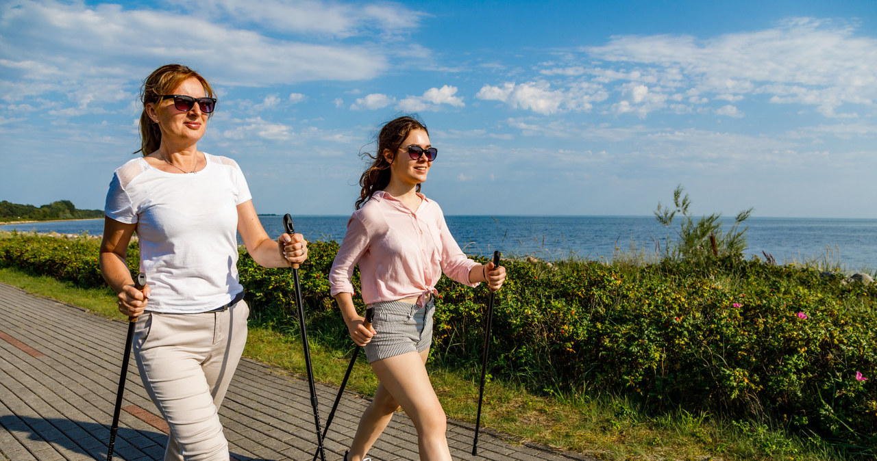 Nordic walking to przyjemna dyscyplina, którą można uprawiać ze znajomymi /123RF/PICSEL
