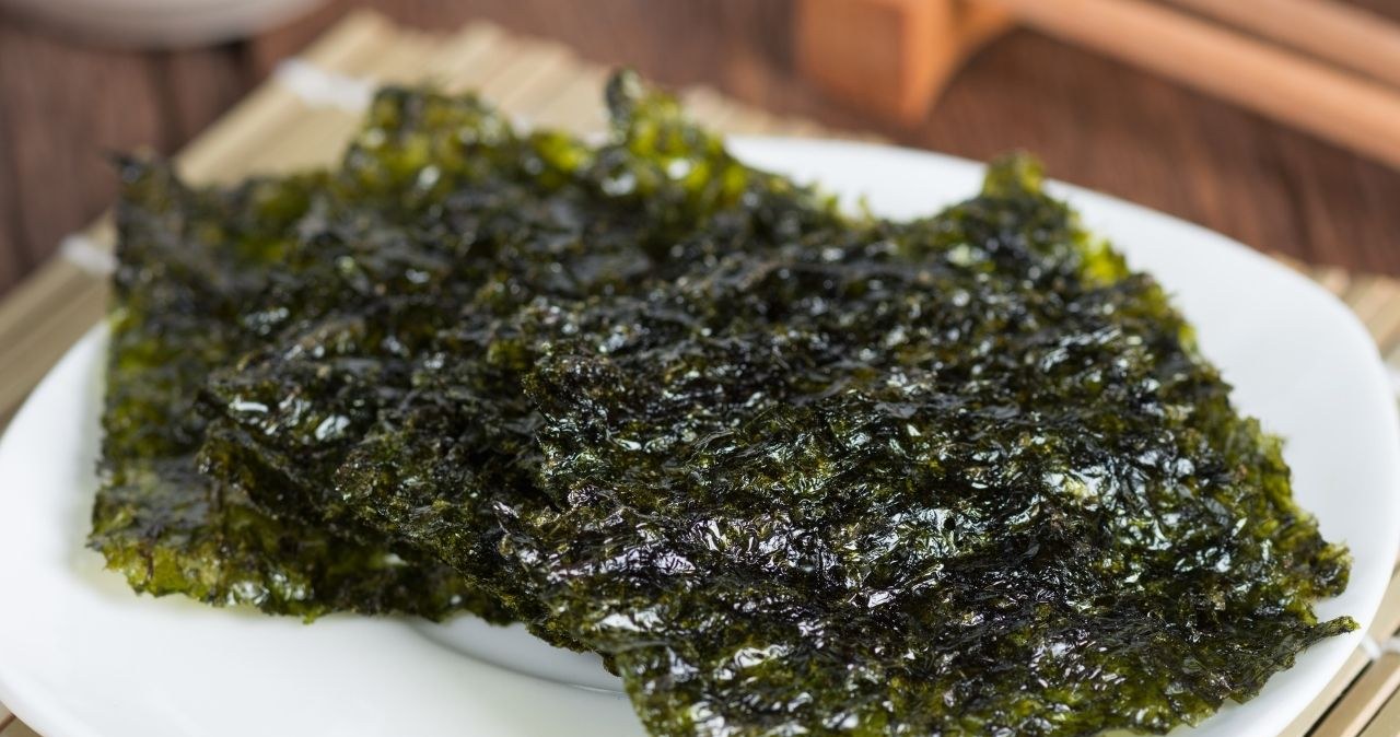 Nori to nie tylko dodatek do sushi. Możesz dodać je także do zupy lub sałatek /inewsistock /Canva Pro