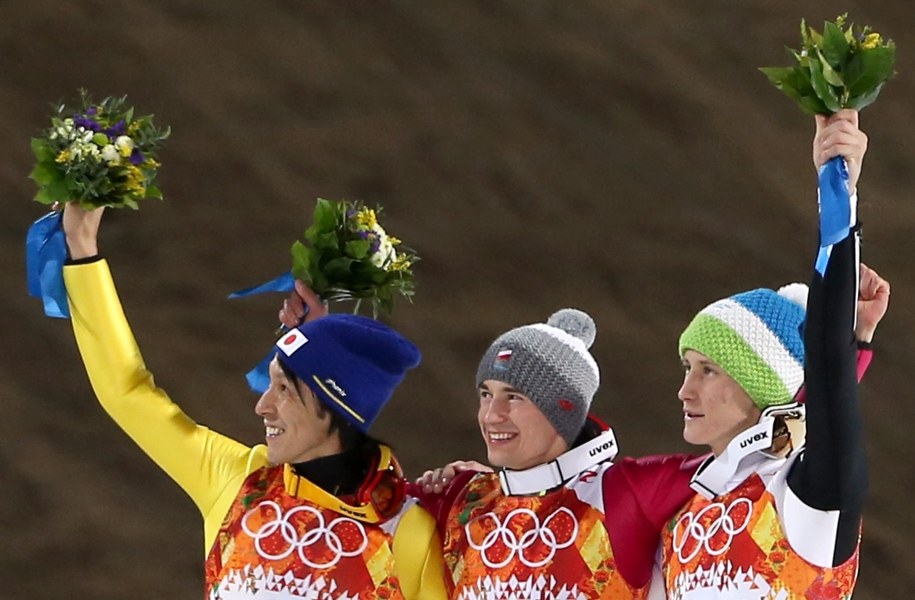 Noriaki Kasai, Kamil Stoch i Peter Prevc na podium w czasie ceremonii kwiatowej /FEHIM DEMIR /PAP/EPA