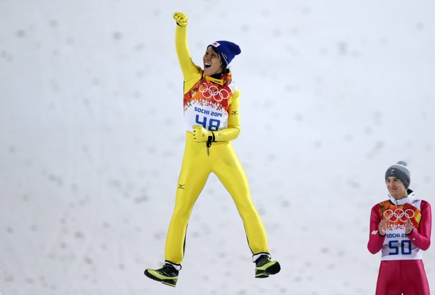 Noriaki Kasai na podium podczas ceremonii kwiatowej. Obok Kamil Stoch /Kay Nietfeld  /PAP/EPA