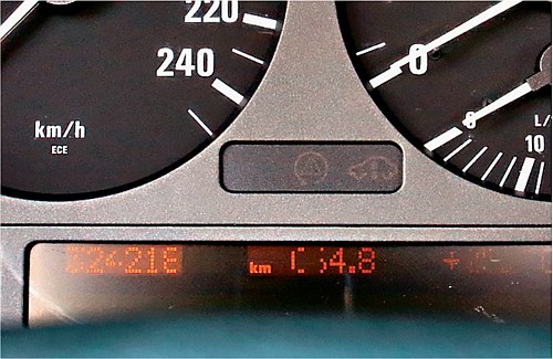 Norma w starszych egzemplarzach BMW - wypalają się piksele na wyświetlaczach. /Motor