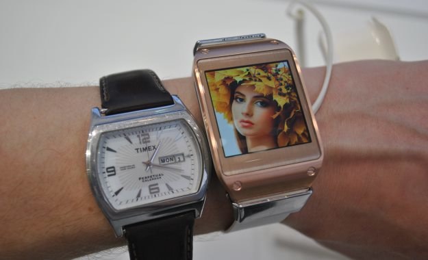 Normalny (?), zwyczajny (?) zegarek kontra smartwatch - co jest lepsze? /INTERIA.PL
