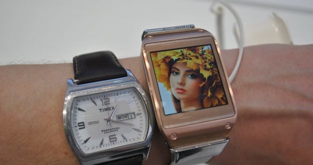 Normalny (?), zwyczajny (?) zegarek kontra smartwatch - co jest lepsze? /INTERIA.PL