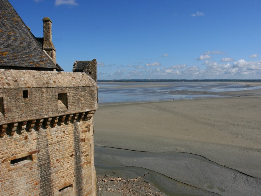 Normandzki klasztor na Mont Saint-Michel to jeden z najsłynniejszych francuskich zabytków /Daniel Karmann /PAP