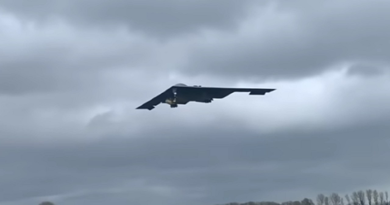 Northrop B-2 Spirit ląduje w 2020 roku na lotnisku bazy RAF w angielskim hrabstwie Gloucestershire /YouTube