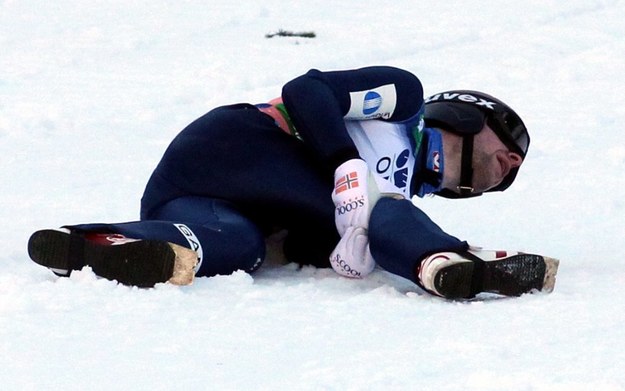 Norweg Anders Jacobsen po upadku podczas zawodów Pucharu Świata w lotach narciarskich w słoweńskiej Planicy w marcu tego roku /Grzegorz Momot /PAP