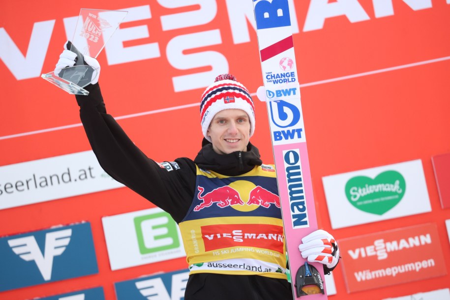 Norweg Halvor Egner Granerud na najwyższym stopniu podium zawodów Pucharu Świata w lotach narciarskich na skoczni mamuciej Kulm na zdj. z 29.01.2023 r. /Grzegorz Momot /PAP