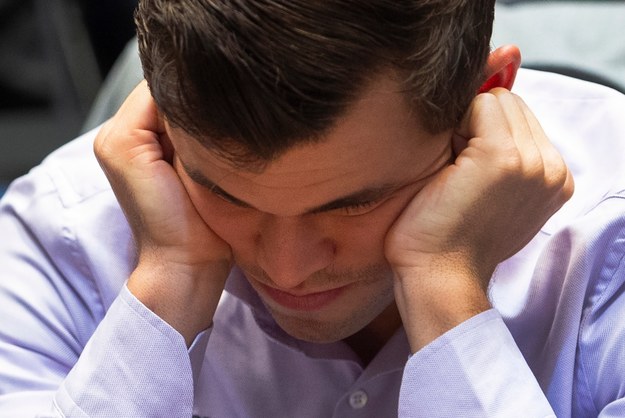 Norweg Magnus Carlsen, dwa dni przed swymi 28. urodzinami, obronił Londynie tytuł mistrza świata w szachach /FACUNDO ARRIZABALAGA /PAP/EPA