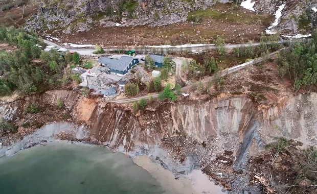 Norwegia: Najpierw do morza osunęły się domy, teraz zapadła się jezdnia