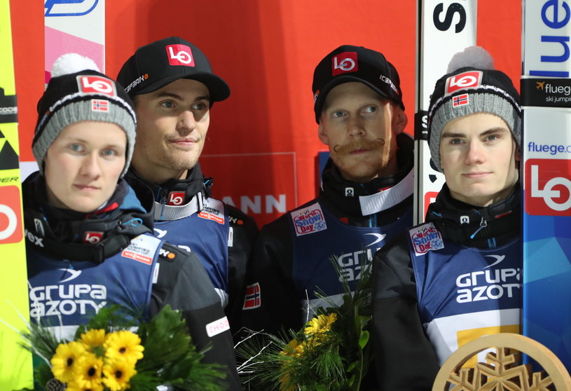 Norwegowie na podium. Od lewej: Thomas Aasen Markeng, Daniel Andre Tande, Robert Johansson i Marius Lindvik / 	Grzegorz Momot    /PAP