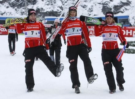 Norwescy skoczkowie dobrze radzą sobie w Willingen /AFP
