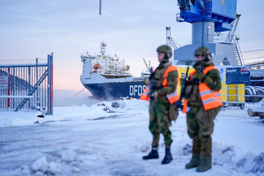 Norwescy żołnierze pilnują załadunku sprzętu wojskowego, który został wysłany do Polski celem ochrony lotniska w Rzeszowie. 04.12.2024 r. /OLE MARTIN WOLD /PAP/EPA