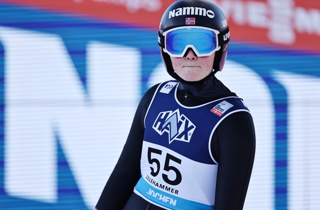 Norweska skoczkini narciarska Silje Opseth podczas zawodów w Lillehammer z widocznym na kasku logo Nammo /GEIR OLSEN /PAP/EPA