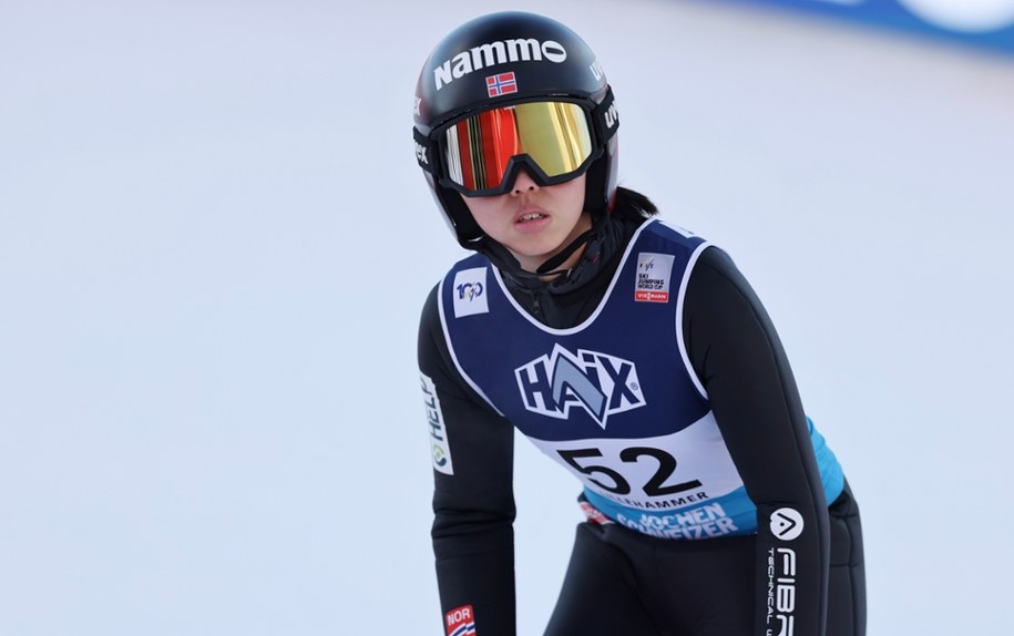 Norweska skoczkini narciarska Thea Bjorseth podczas zawodów w Lillehammer z widocznym na kasku logo Nammo /GEIR OLSEN /PAP/EPA