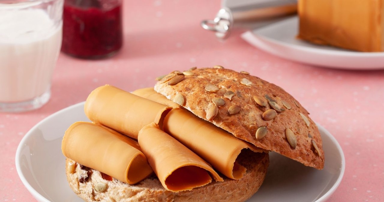 Norweski ser brunost, choć ma słodki smak, to zajadany jest na kanapkach /Olga Miltsova /Canva Pro