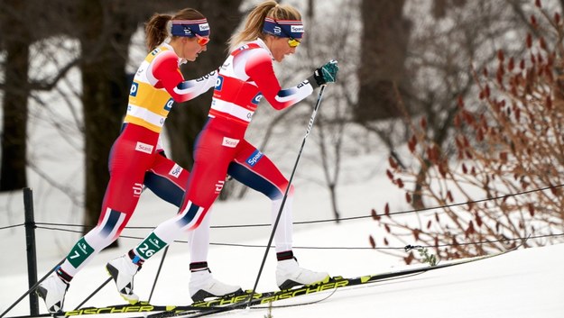 Norweskie biegaczki: Ingvild Flugstad Oestberg (po lewej) i Therese Johaug (po prawej) /ANDRE PICHETTE /PAP/EPA