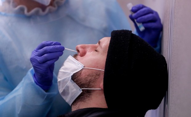 Norweskie media: Dwie godziny i 153 zł. Tyle trzeba, by kupić w Polsce negatywny wynik testu