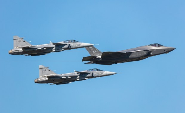 Norweskie myśliwce F-35 wylądowały w Poznaniu. Będą chronić przestrzeń nad hubem w Rzeszowie