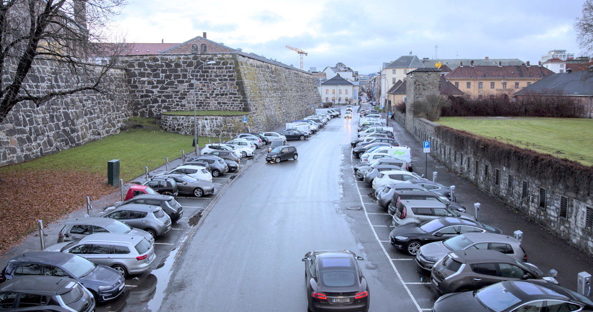 Norweskie parkingi to często po prostu stacje ładowania samochodów elektrycznych /Getty Images