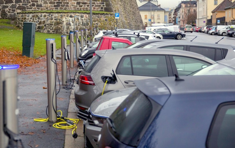 Norweskie parkingi to w zasadzie stacje ładowania samochodów elektrycznych. Ale nagle rynek się załamał /Getty Images