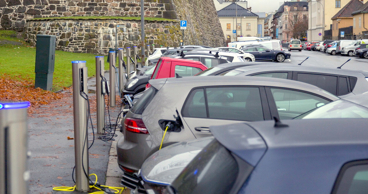 Norweskie parkingi to w zasadzie stacje ładowania samochodów elektrycznych. Ale nagle rynek się załamał /Getty Images