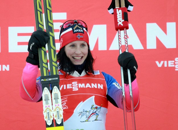 Norweżka Marit Bjoergen na najwyższym stopniu podium biegu na 5 km techniką klasyczną podczas zawodów narciarskiego Tour de Ski we włoskim Dobbiaco /Grzegorz Momot /PAP