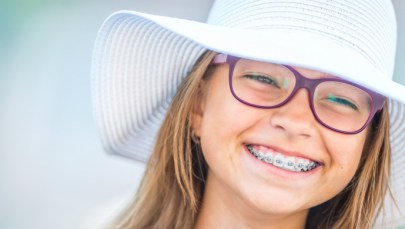 Nosisz aparat i jedziesz na urlop? Przeczytaj koniecznie poradnik ortodonty