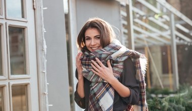 Nosisz szalik w ten sposób? Nieświadomie dodajesz sobie lat 