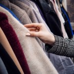 Nosisz taki płaszcz? Optycznie dodaje ci 10 kilogramów