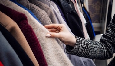 Nosisz taki płaszcz? Optycznie dodaje ci 10 kilogramów