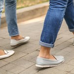 Nosisz takie buty latem? Lekarz przestrzega przed konsekwencjami 