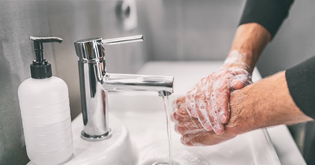 Noszenie maseczek i częste mycie rąk to bardzo skuteczne metody ograniczania pandemii COVID-19 /123RF/PICSEL