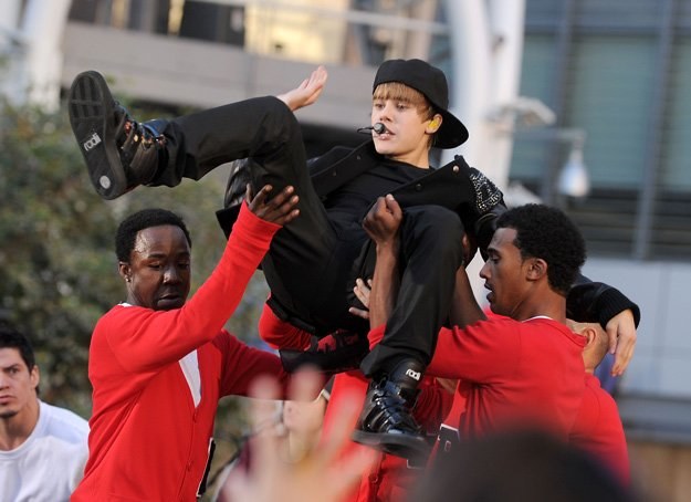 Noszony na rękach Justin Bieber - fot. Kevin Winter /Getty Images/Flash Press Media