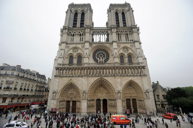 Notre Dame de Paris jest jedną z największych kater świata, nie tylko Paryża, przyciąga co roku ok. 13-14 mln turystów. /YOAN VALAT  /PAP/EPA