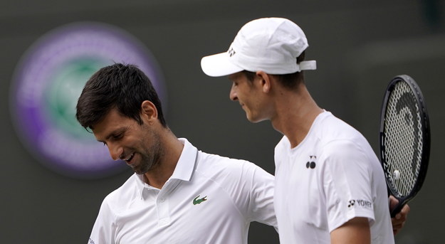 Novak Djoković i Hubert Hurkacz tuż po zakończeniu 3-godzinnego pojedynku w trzeciej rundzie Wimbledonu /NIC BOTHMA /PAP/EPA