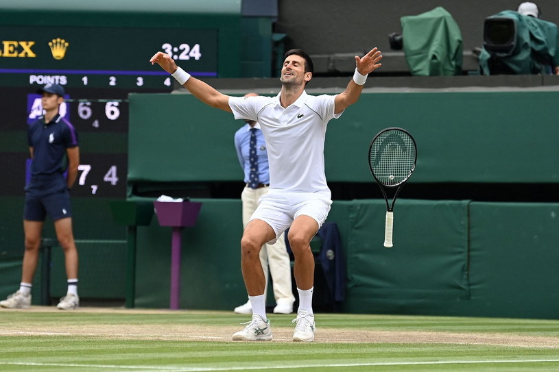 Novak Djoković po Rolandzie Garrosie robi sobie odpoczynek i nie przeszkadza mu to w triumfowaniu w Londynie. Wygrał trzy ostatnie edycje Wimbledonu i sześć od 2011 r. /AFP