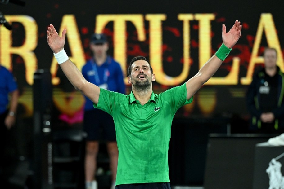 Novak Djoković po triumfie nad Jannikiem Sinnerem. /PAP/EPA/JAMES ROSS /PAP/EPA