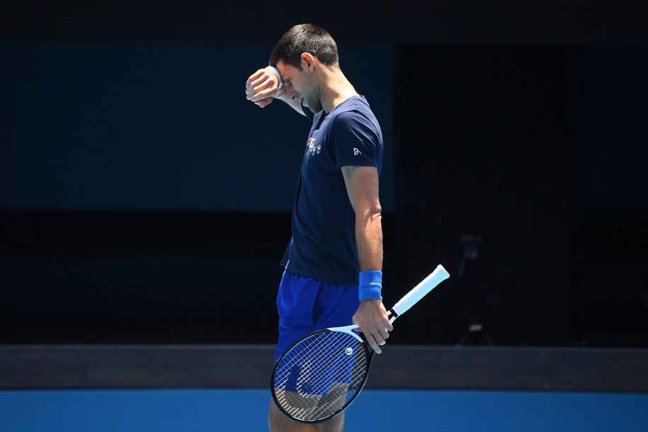 Novak Djoković podczas treningu w Melbourne /PAP/EPA