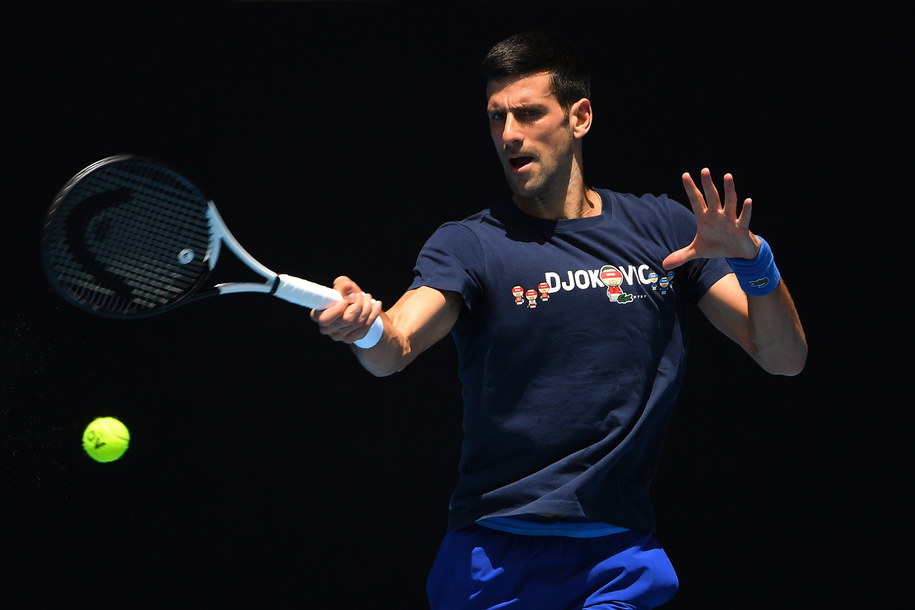 Novak Djoković podczas treningu w Melbourne /PAP/EPA