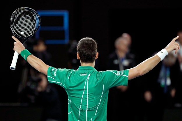 Novak Djokovic świętujący wygraną w Australian Open /FRANCIS MALASIG  /PAP/EPA