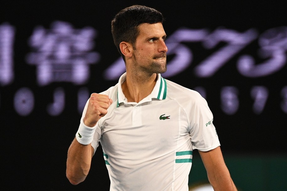 Novak Djoković tuż po pokonaniu w półfinale Australian Open Asłana Karacjewa /DEAN LEWINS /PAP/EPA