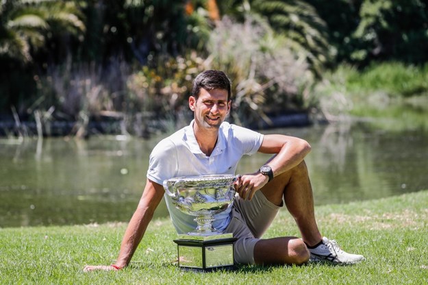 Novak Djokovic w niedzielę ustanowił rekord w liczbie triumfów w Australian Open, zwyciężając w tym turnieju po raz siódmy /Mast Irham /PAP/EPA